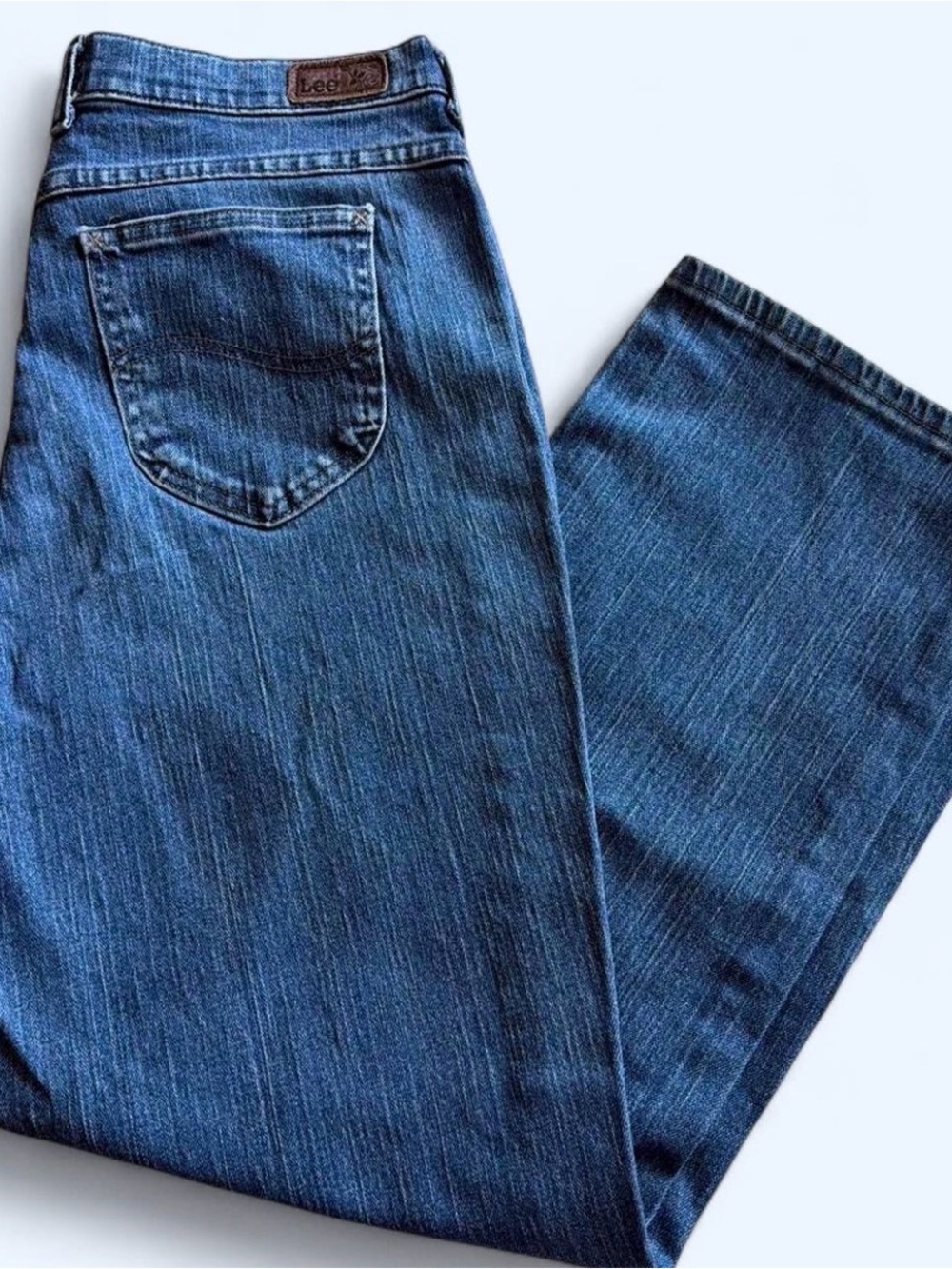 Lee Women's Straight Leg Jeans in Medium-Dark Blue Denim. Size 12 Short.